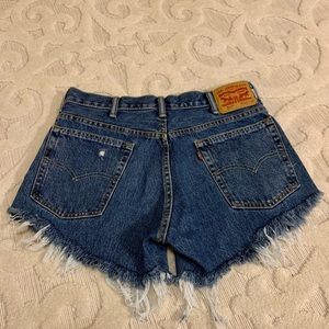 Levi’s Distressed Cut-off Shorts